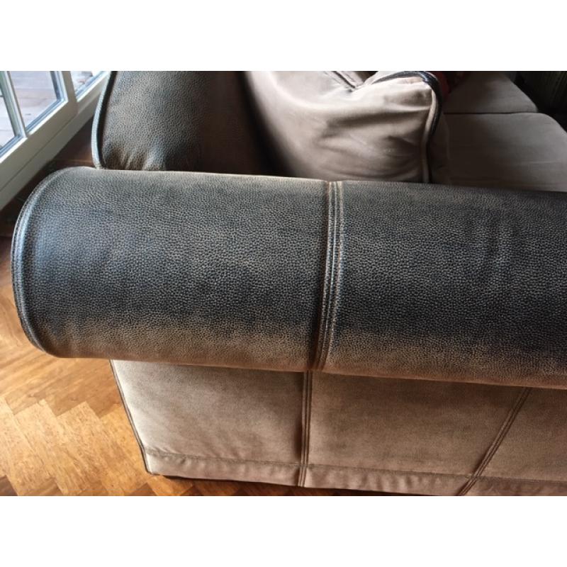 NIEUWE PRIJS Zetel/ bankstel donkerbruin met beige kussens