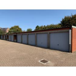 Garage met kantelpoort en cilinderslot