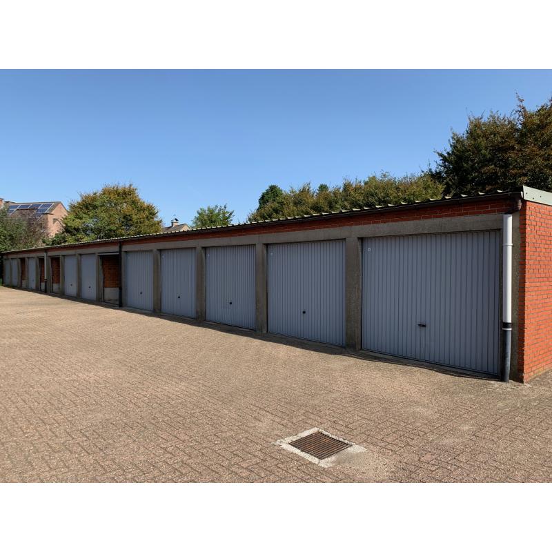 Garage met kantelpoort en cilinderslot