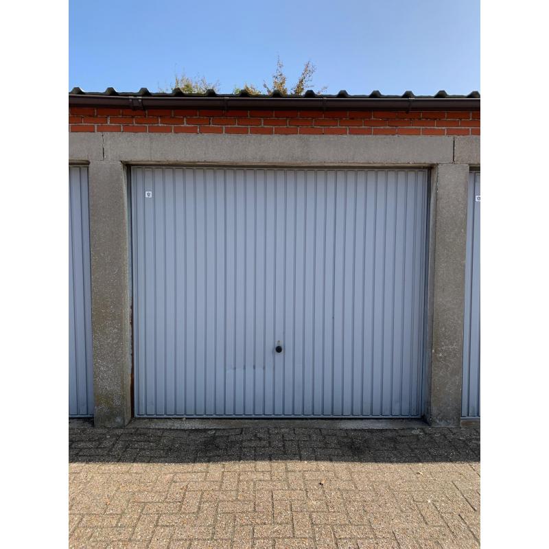 Garage met kantelpoort en cilinderslot
