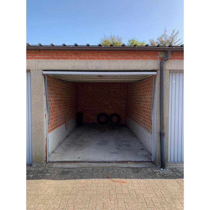 Garage met kantelpoort en cilinderslot