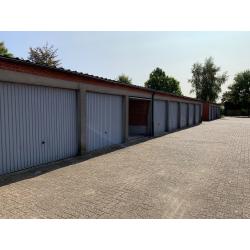 Garage met kantelpoort en cilinderslot