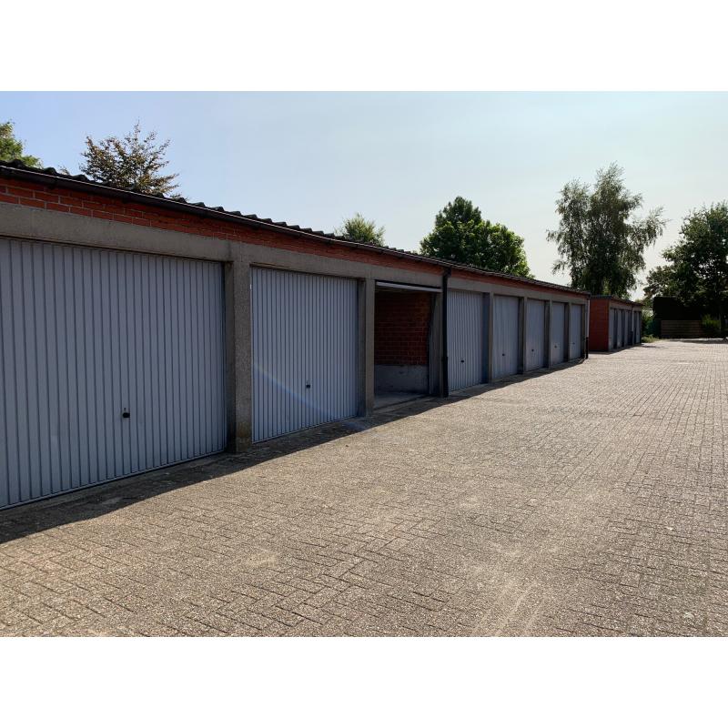 Garage met kantelpoort en cilinderslot