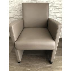 4 mooie kunst leren fauteuils op wieltjes