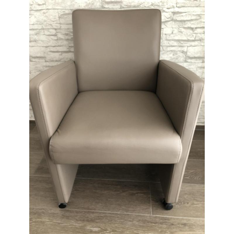 4 mooie kunst leren fauteuils op wieltjes