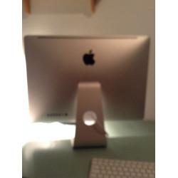 Te Koop een Niet Gebruikte 20 Inch iMac met 2 Ghz Intel Core 2 Duo 64 Bit Computer met Serienummer W88041YEX87 met 2 Ghz met draadloos internet Inclusief de Originele Aankoopdoos en een Originele Upgrade Doos Office voor de Mac.