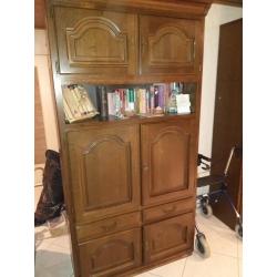 Wandkast met tafel en zes stoelen