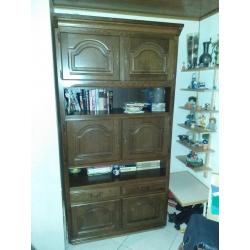 Wandkast met tafel en zes stoelen