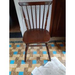 Keukentafel met stoelen.