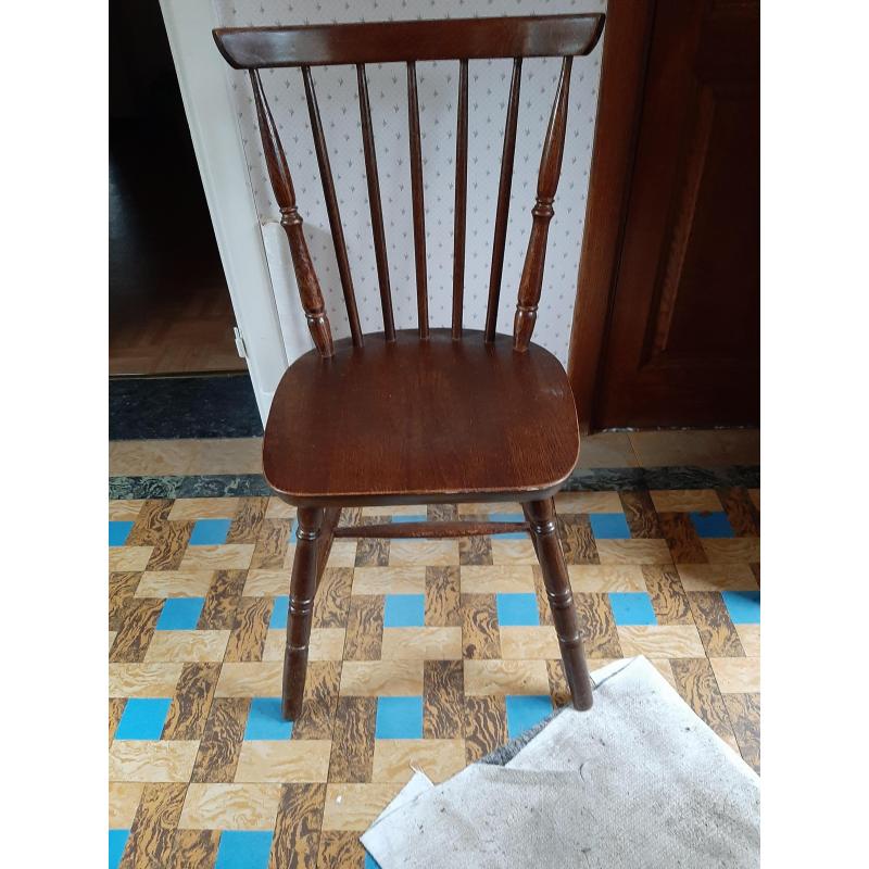 Keukentafel met stoelen.