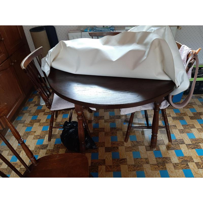 Keukentafel met stoelen.