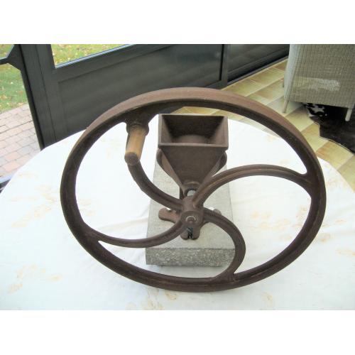 Antieke koolzaadmolen (presentatie-object)