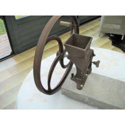 Antieke koolzaadmolen (presentatie-object)