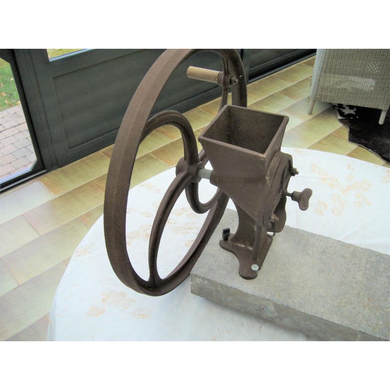 Antieke koolzaadmolen (presentatie-object)