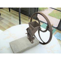 Antieke koolzaadmolen (presentatie-object)