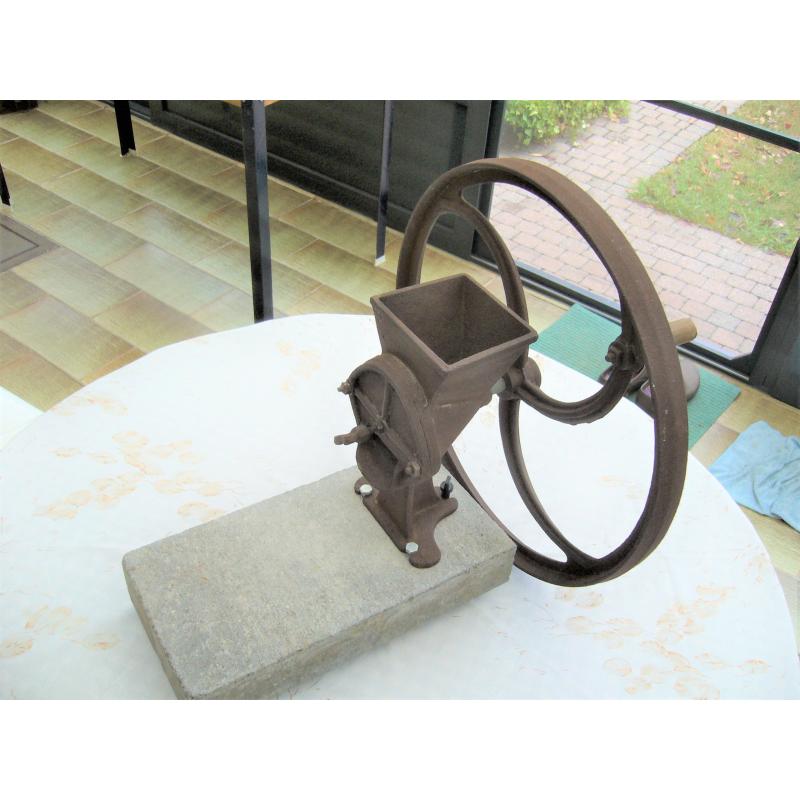 Antieke koolzaadmolen (presentatie-object)
