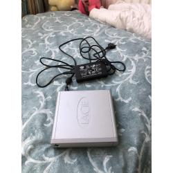 Te Koop Mac Mini 3.1 met 2,26 Ghz Intel Core 2 Duo YM008B8Y9G5 met draadloos internet en de stroomadapter en een Azerty Alluminium Usb Apple Toetsenbord en een Apple Mighty Usb Mouse en een Lacie Externe Harde Schijf met 250 Gb.