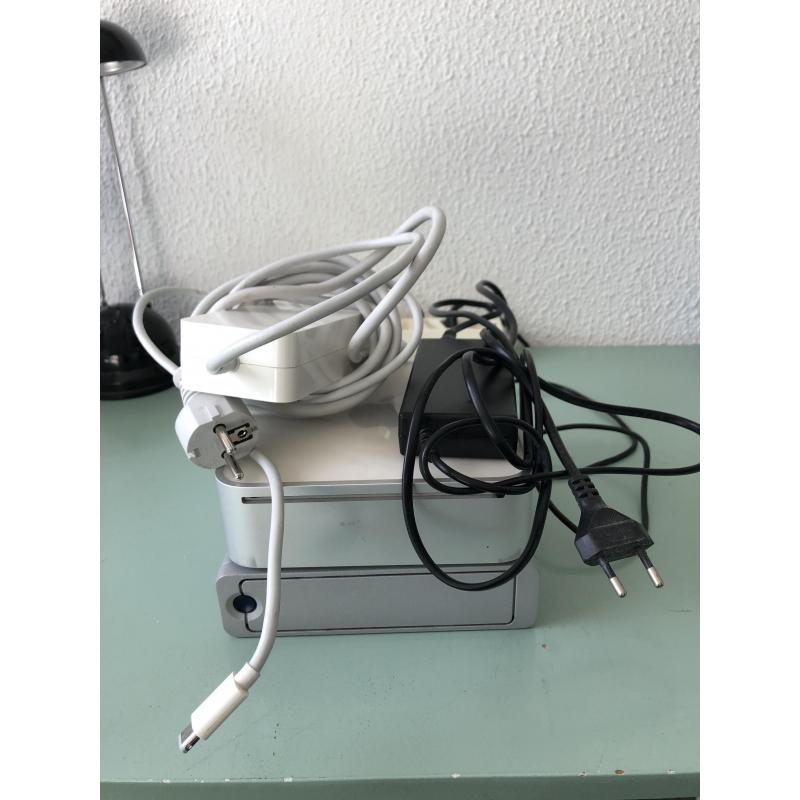 Te Koop een 15 Inch Macbook Pro met 2,16 Ghz met Serienummer W8715OUCWOK met draadloos internet en een Stroomadapter en 2 Defecte Apple Speakers(Draadje Los) en een Lacie Externe Harde Schijf.