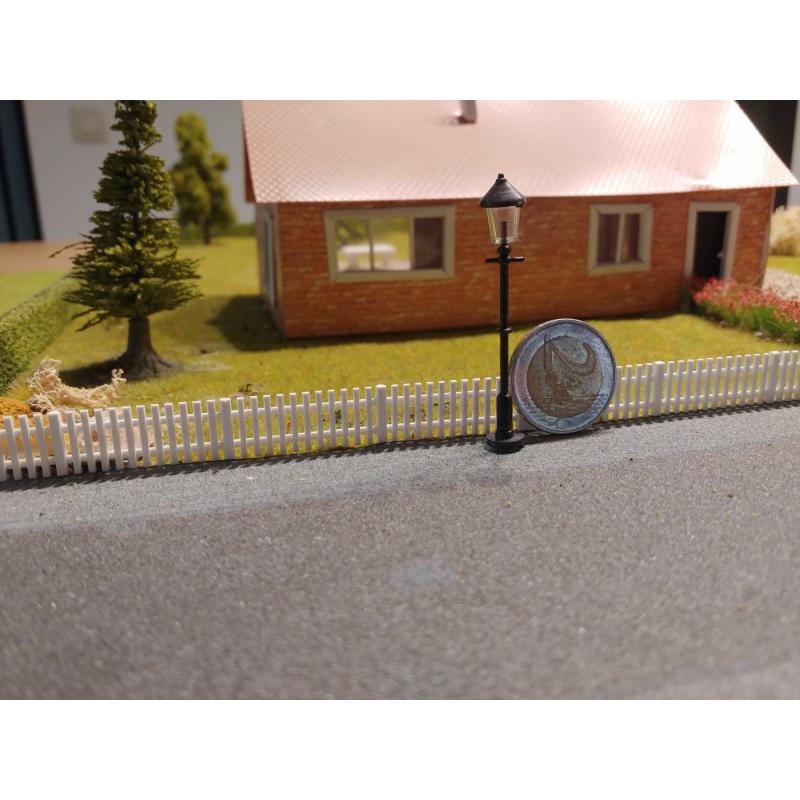 Diorama van een huis met een tuin