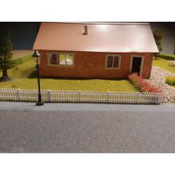 Diorama van een huis met een tuin
