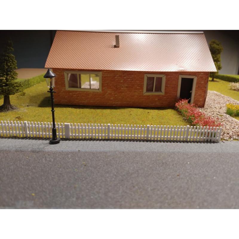 Diorama van een huis met een tuin