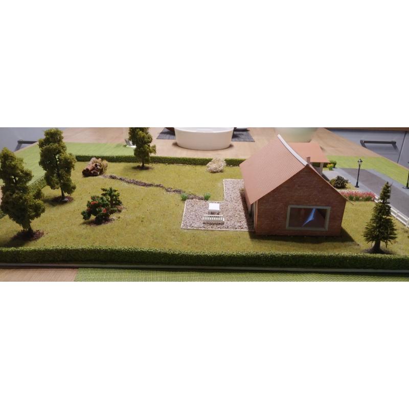 Diorama van een huis met een tuin