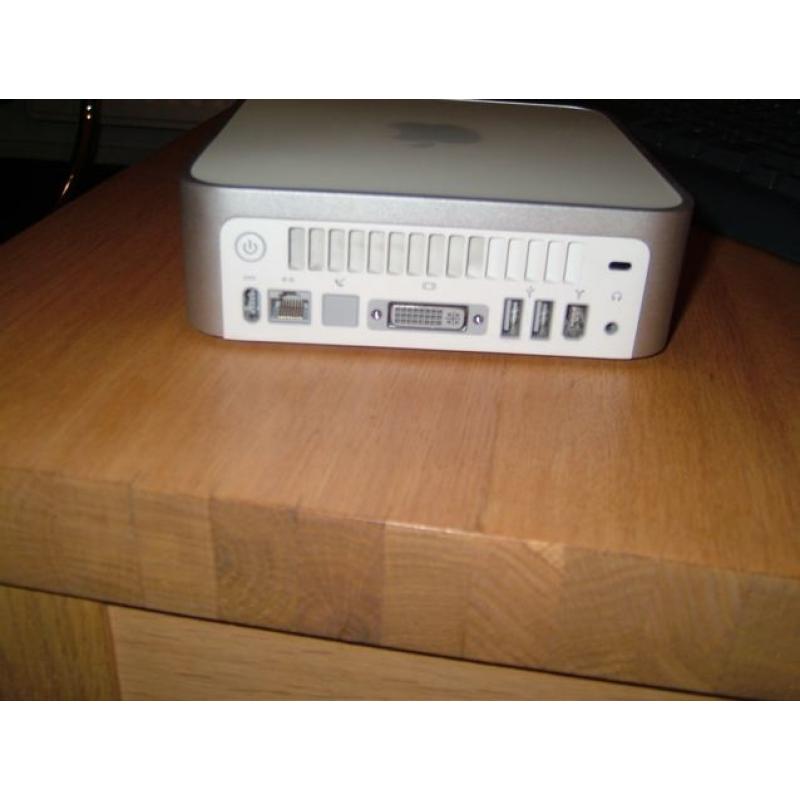 Te Koop een Mac Mini G 4 Computer YM5377PSTAC met 1,5 Ghz en de Stroomadapter zonder een Toetsenbord en met een Apple Mighty Usb Mouse met draad.