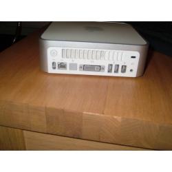 Te Koop een Mac Mini  G 4 Computer met Serienummer YM5377PSTAC met 1,5 Ghz en de Stroomadapter zonder een Toetsenbord en met een Apple Mighty Mouse.