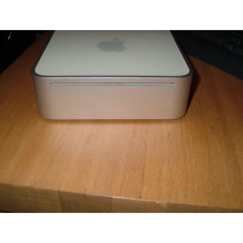 Te Koop Mac Mini 2.1 Intel Core 2 Duo 64 Bit Computer YM8102JTYL2 met 2 Ghz en de Stroomadapter en zonder een Toetsenbord en Met een Apple Mighty Usb Mouse.