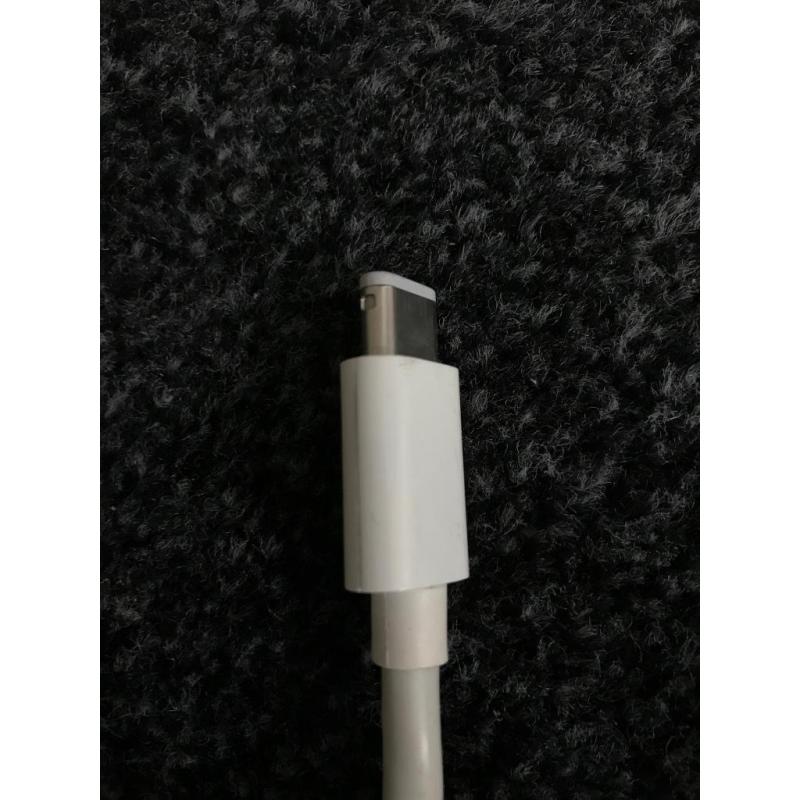 Te Koop een Mac Mini 2.1 Intel Core 2 Duo 64 Bit Computer met Serienummer YM8102JTYL2 met 2 Ghz en de Stroomadapter en een All. Apple Toetsenbord(Een paar toetsen werken niet) en Apple Mighty Usb Mouse.