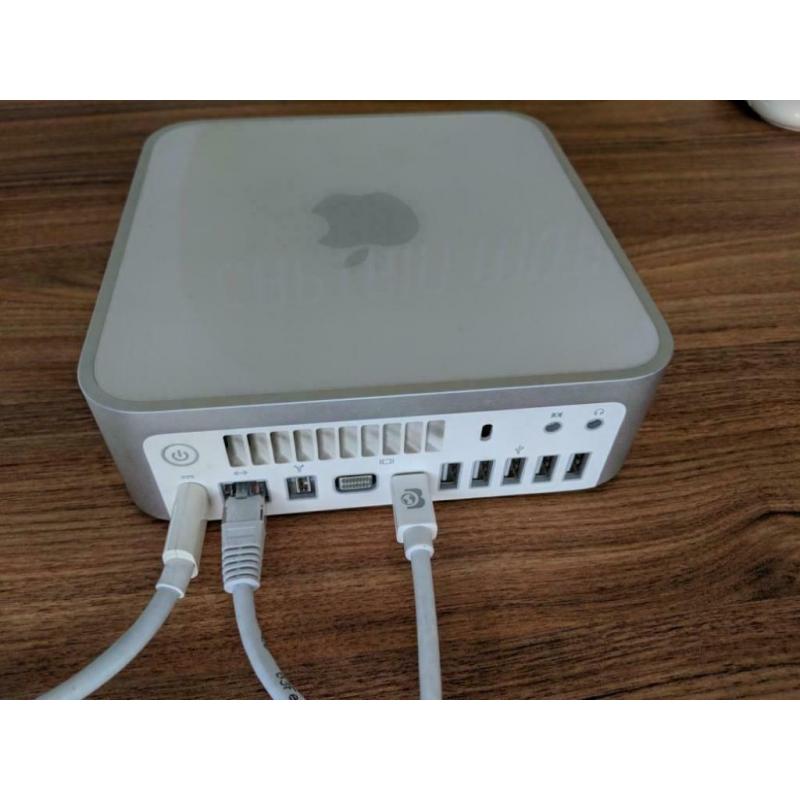 Te Koop een Mac Mini 3.1 Intel Core 2 Duo met Serienummer YM008BAL9G5 met 2,26 Ghz met draadloos internet en een 18 Inch Dell Lcd Beeldscherm en een 15 Inch Samsung Lcd Beeldscherm en een Mini Iomega Externe Harde Schijf met 500 Gb.