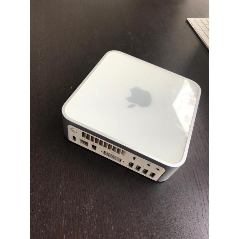 Te Koop Mac Mini 2.1 Intel Core 2 Duo 64 Bit Computer met Serienummer YM8410VGYL1 met 1,83 Ghz en de Stroomadapter en zonder een Toetsenbord en zonder een Muis en met draadloos internet voor de prijs van € 85.