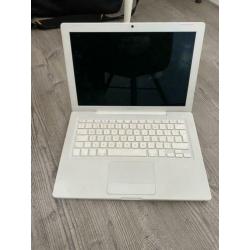 Te Koop 13 Inch Witte Macbook 4H631JK5U9B en Iomega Externe Harde Schijf.
