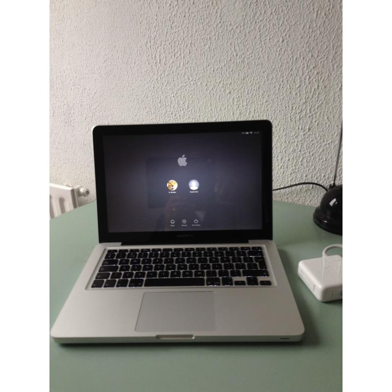 Te Koop een 13 Inch Macbook Pro met 2,53 Ghz met Serienummer W8933MPM66E met draadloos internet en een Stroomadapter met een accu, die vervangen moet worden, inclusief een Mini Iomega Externe Harde Schijf van 500 Gb.