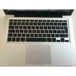 Te Koop 13 Inch Macbook Pro W8933MPM66E en de Stroomadapter.
