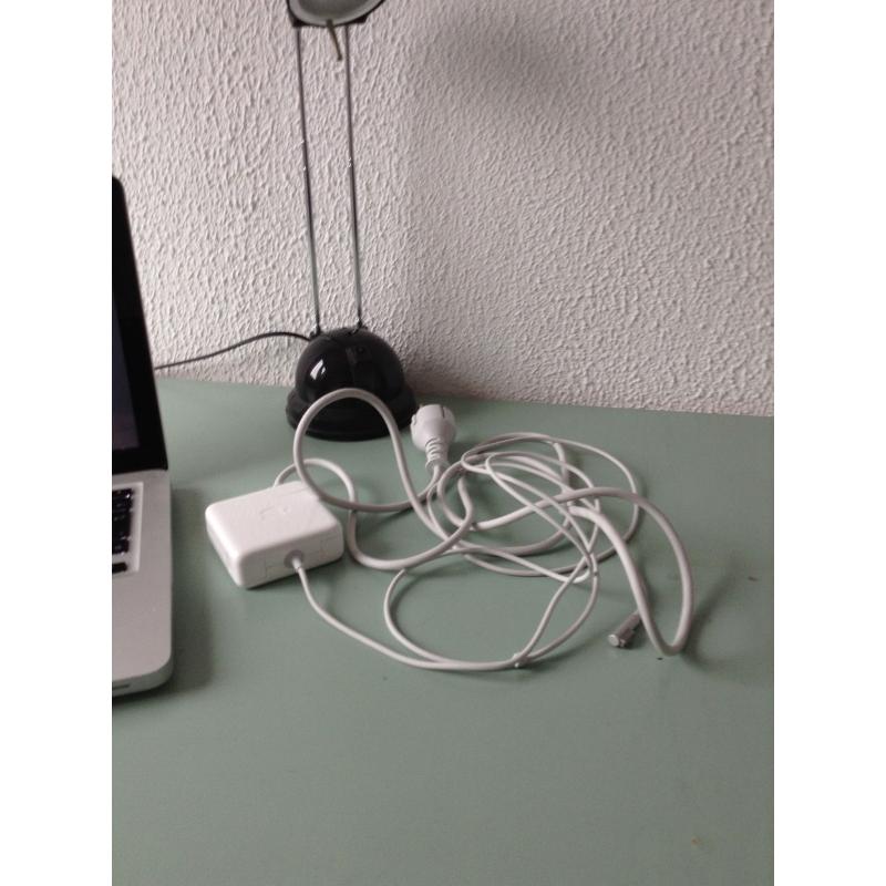 Te Koop een 13 Inch Macbook Pro met 2,53 Ghz met Serienummer W8933MPM66E met draadloos internet en een Stroomadapter met een accu, die vervangen moet worden, inclusief een Mini Iomega Externe Harde Schijf van 500 Gb.