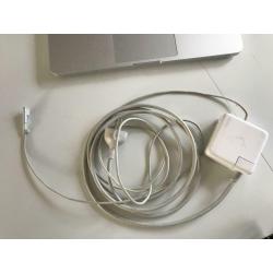Te Koop een 15 Inch Macbook Pro met 2,16 Ghz met Serienummer W8715OUCWOK met draadloos internet en een Stroomadapter en 2 Defecte Apple Speakers(Draadje Los) en een Lacie Externe Harde Schijf van 250 Gb.