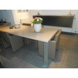 Moderne degelijke eettafel voor 8 personen