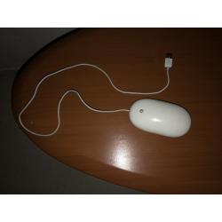 Te Koop Mac Mini G 4 Computer met Serienummer YM5070HWRHR met 1,25 Ghz en de Stroomadapter en een Apple Toetsenbord en een Apple Mighty Usb Mouse en een Videoadapter.