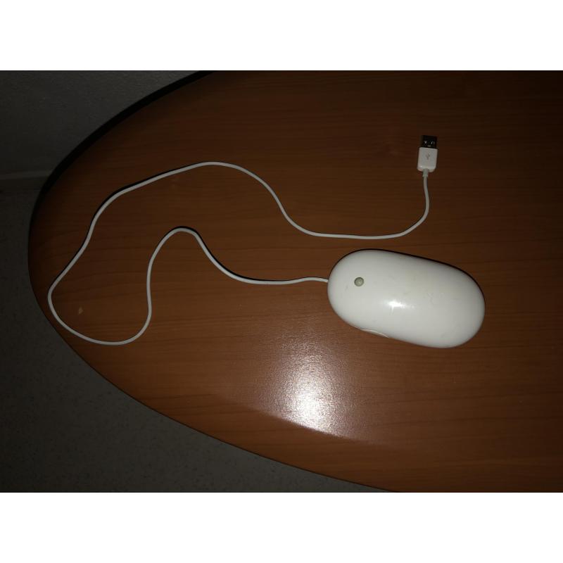 Te Koop Mac Mini G 4 Power Pc met 1,5 Ghz met Serienummer YM5377PSTAC en Draadloos Internet en een Video Adapter Dvi naar Vga voor een Vga Monitor en een Dvi Kabel en een iSight Camera.