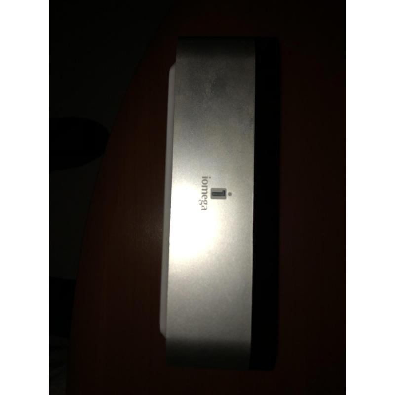 Te Koop een 15 Inch Powerbook G 4 met 1,25 Ghz met Serienummer W84121FKNRZ met draadloos internet en een Stroomadapter Inclusief Mini Iomega Externe Harde Schijf van 500 Gb.