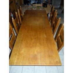 Massief houten eettafel en stoelen