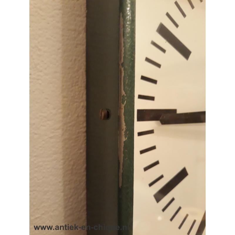 Industriële Vintage Pragotron wandklok