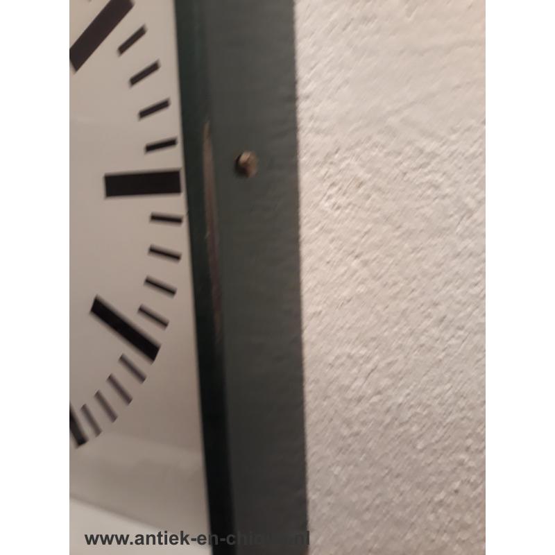 Industriële Vintage Pragotron wandklok