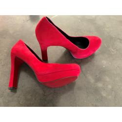 RODE SCHOENEN MET HOGE HAK