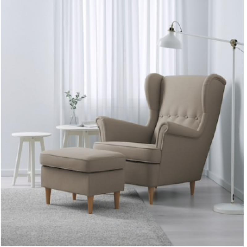 Fauteuil met bijpassende voetstoel (origineel Ikea Strandmon)