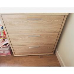 Grote kleerkast met schuifdeuren, dressoir en nachtkastjes