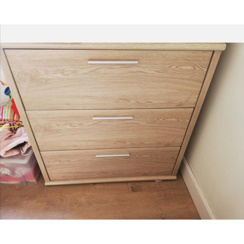 Grote kleerkast met schuifdeuren, dressoir en nachtkastjes