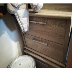 Grote kleerkast met schuifdeuren, dressoir en nachtkastjes