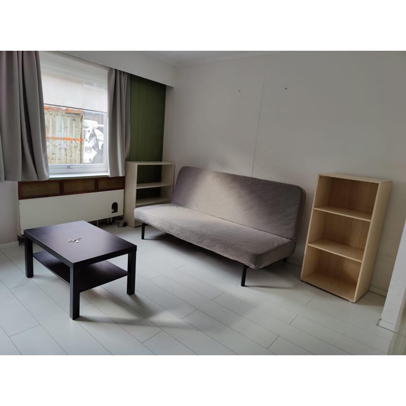Slaapbank, tafel en magnetron